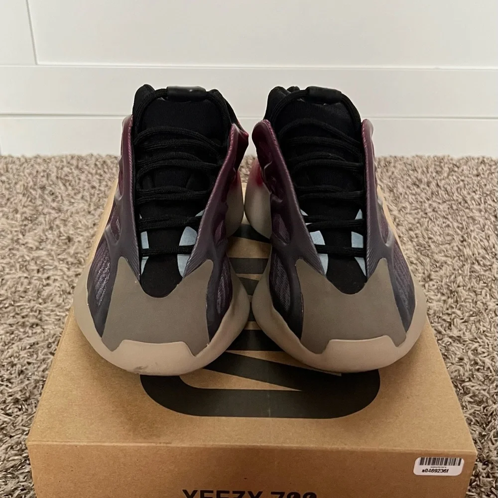 Yeezy 700 V3 Fade Carbon Preowned WM6 - Picture 4 of 7
